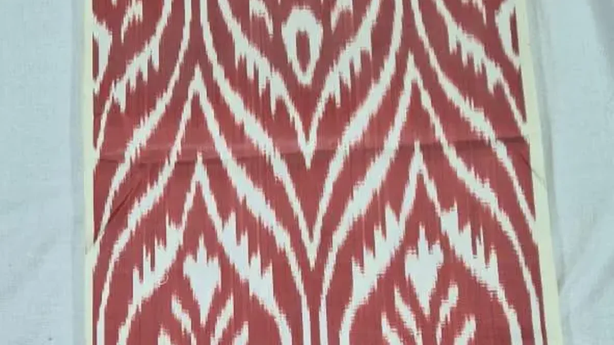 Tejido ikat en granate y crema con ornamentos simétricos tejidos a mano