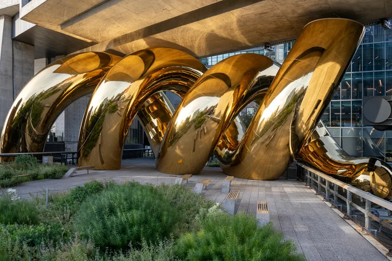 Instalación auruBOROS de Bulgari Serpenti en la High Line de Nueva York: espirales doradas bajo un edificio