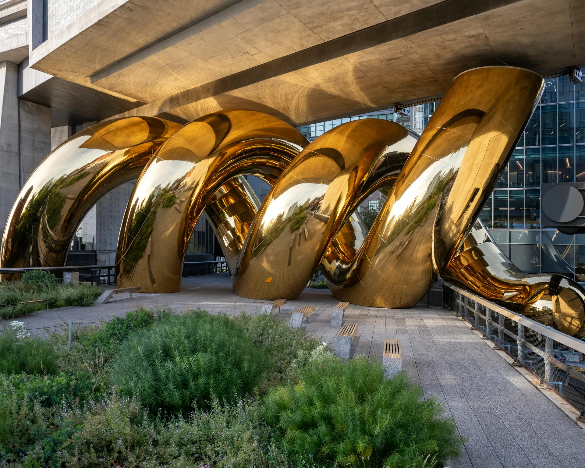 Instalación auruBOROS de Bulgari Serpenti en la High Line de Nueva York: espirales doradas bajo un edificio