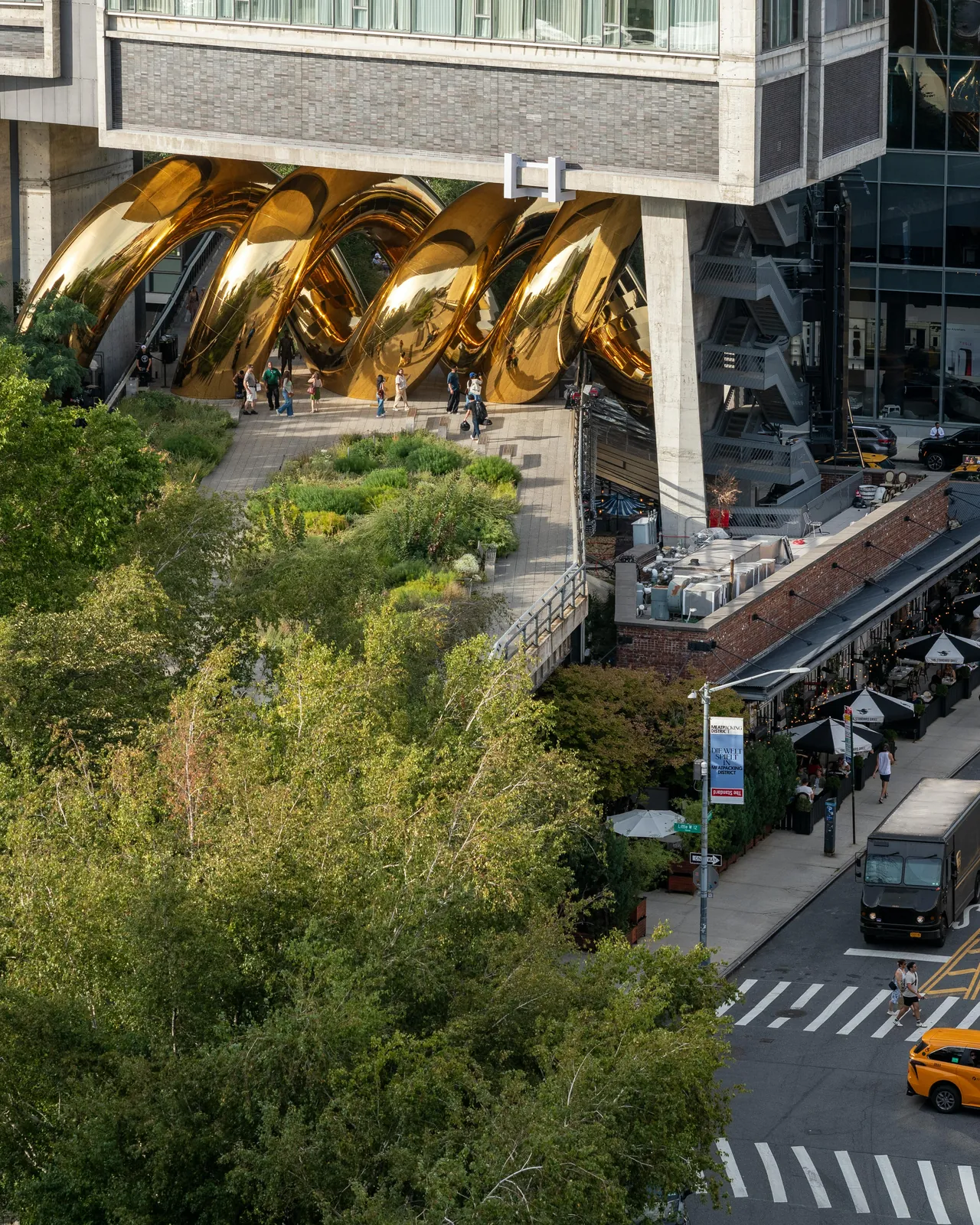 La instalación Bulgari Serpenti en la High Line vista desde arriba, con vegetación y la calle