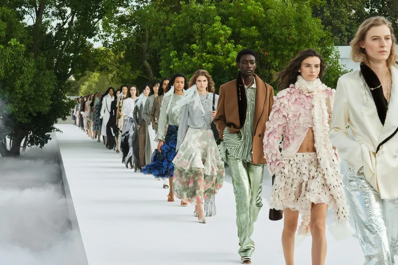 Final del desfile femenino Dior Summer 2027: modelos en una pasarela blanca entre árboles y niebla