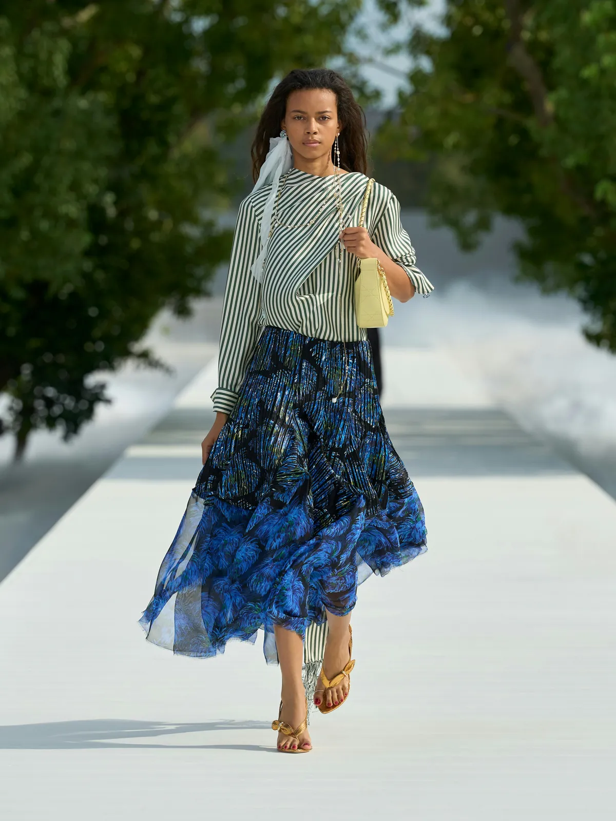 Dior Summer 2027 look 9: camisa de rayas con pañuelo drapeado y falda azul estampada y vaporosa