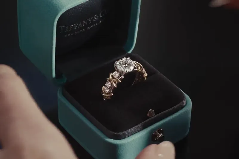 El solitario de diamantes Sixteen Stone by Tiffany en un estuche de Tiffany & Co.